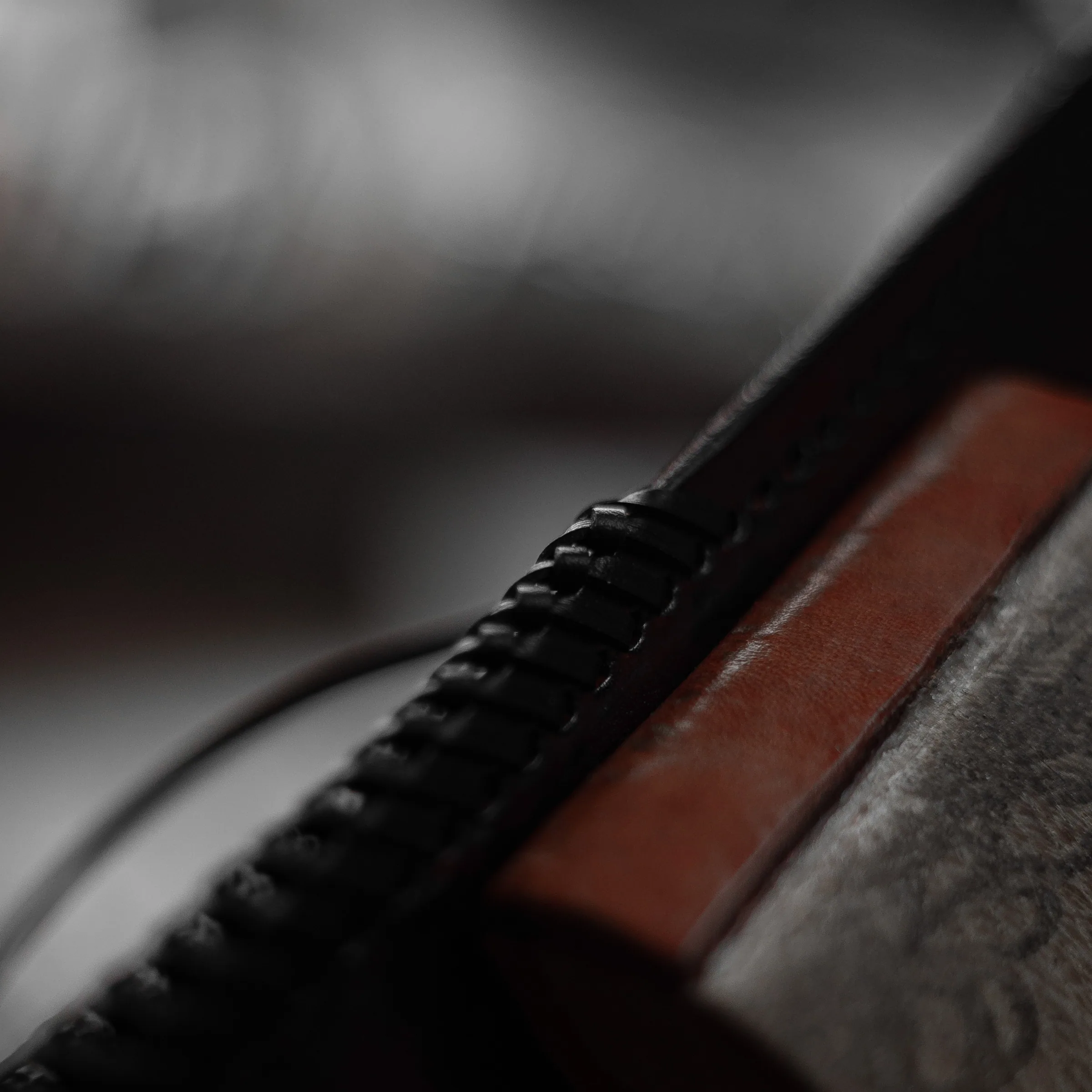 Detail einer handgeflochtenen Lederkante